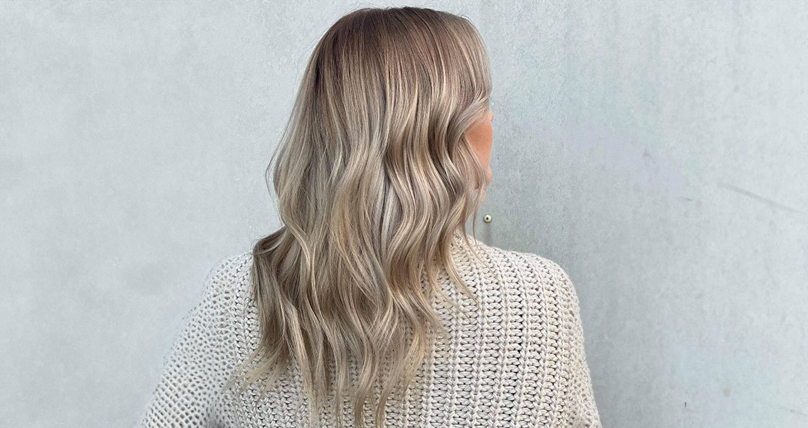 mulher de cabelo liso com tonalidade loiro frio acinzentado